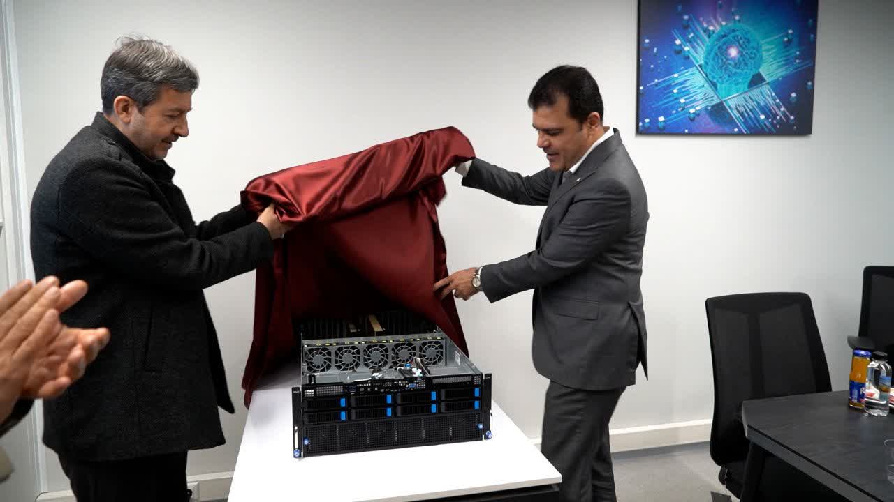 افتتاح سرور GPU توسط دکتر افشن و دکتر جمالی نژاد در شرکت ماناکلود