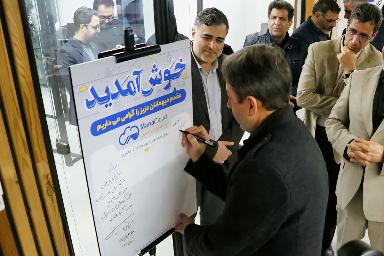 امضای تابلو ماناکلود توسط دکتر جمالی نژاد